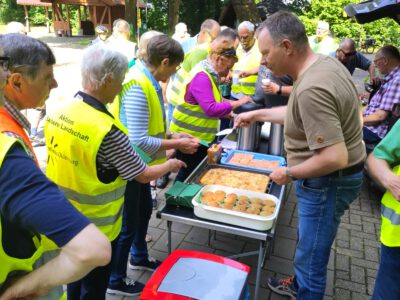 Bürgerverein Huntlosen - Fahrradtour 2024 - Stärkung bei Kaffee und Kuchen